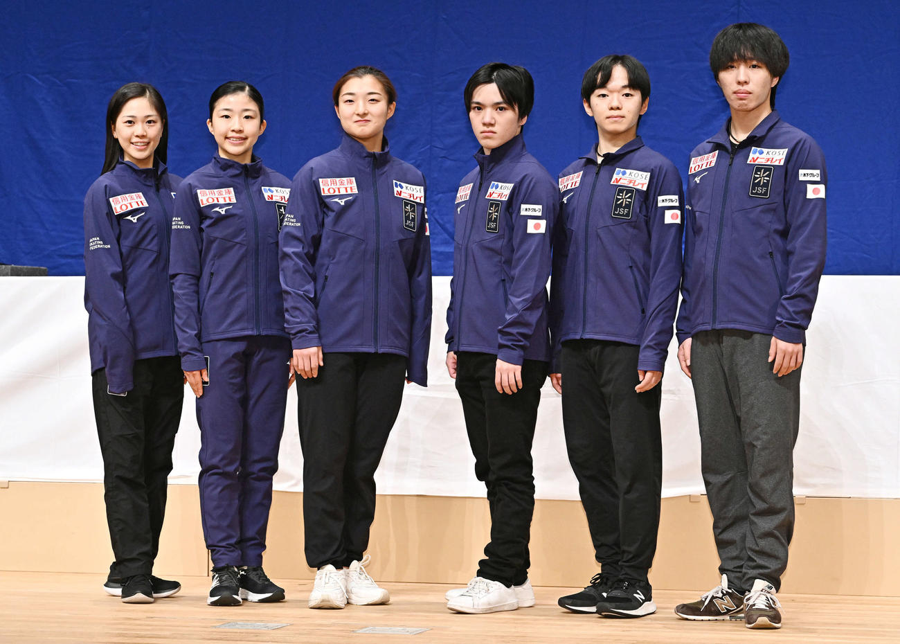 記念撮影する日本代表の選手たち。左から吉田、千葉、坂本、宇野、鍵山、三浦（撮影・滝沢徹郎）