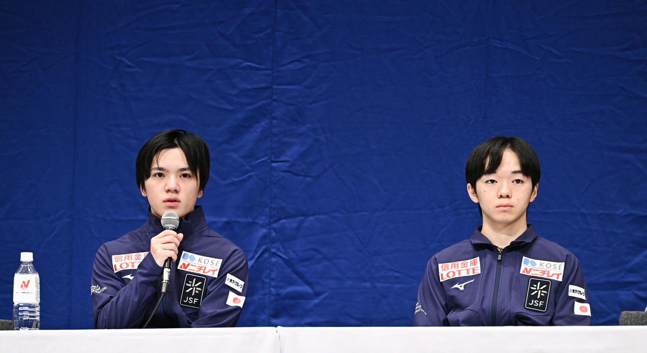 記者の質問に答える宇野（左）と鍵山（撮影・滝沢徹郎）