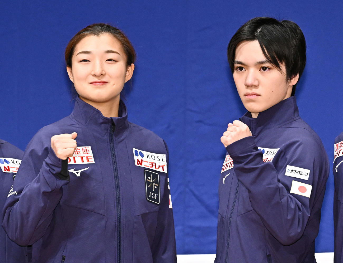 世界フィギュア日本代表記者会見で記念撮影する坂本（左）と宇野（撮影・滝沢徹郎）