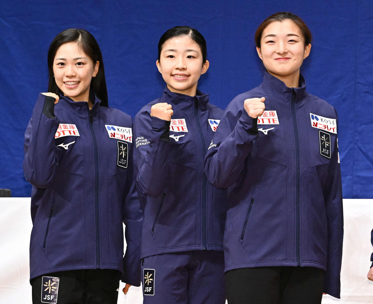 世界フィギュア日本代表記者会見で記念撮影する坂本（右）、千葉（中央）、吉田（撮影・滝沢徹郎）