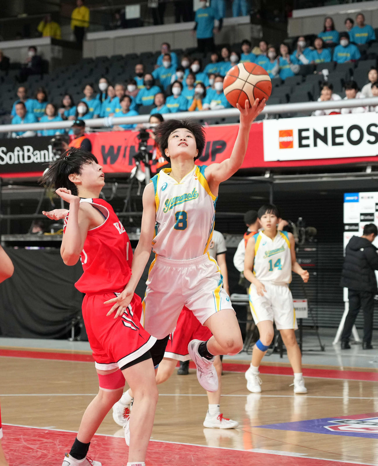 札幌山の手対足羽　延長、札幌山の手・大山（右）はレイアップシュートを決める（撮影・小沢裕）