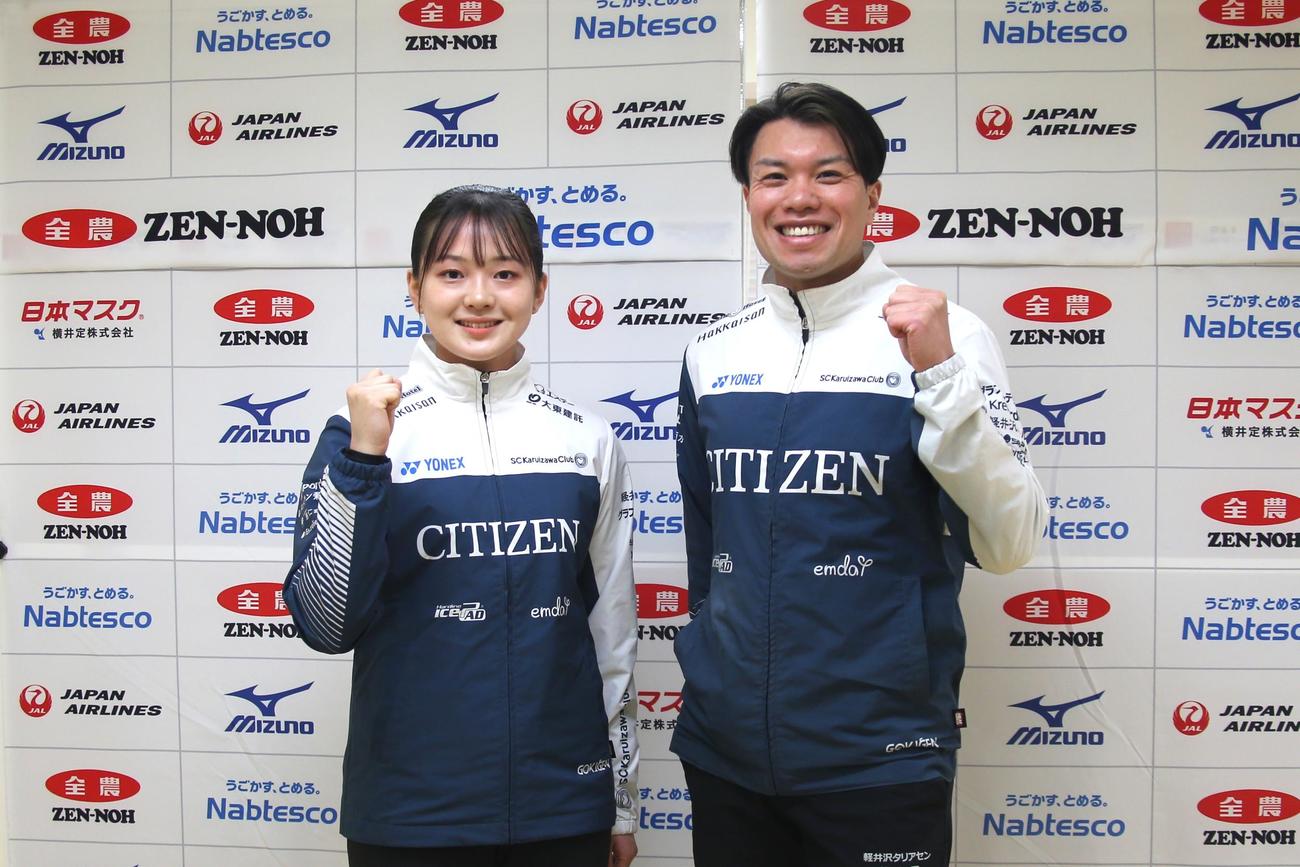 ウエヤマペアの山口（右）と上野は、笑顔でガッツポーズ（撮影・中島洋尚）
