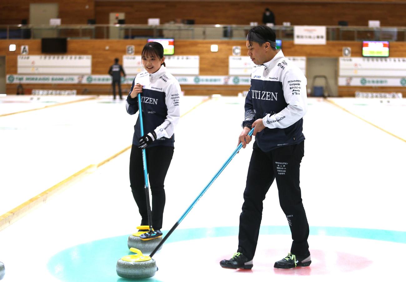 ウエヤマペアの山口（右）と上野は、練習終了後に笑顔で談笑する（撮影・中島洋尚）