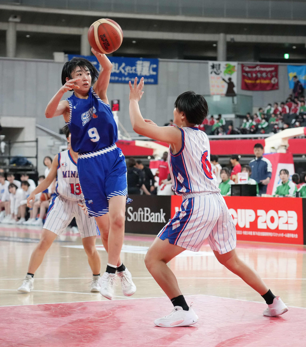 広島皆実対聖和学園　第4Q、聖和学園・阿部（左）は相手ディフェンスをかわしパスする（撮影・小沢裕）