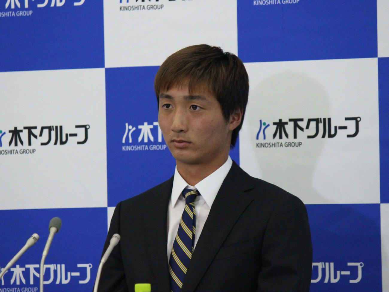 真剣な表情で会見に臨む望月（撮影・勝部晃多）