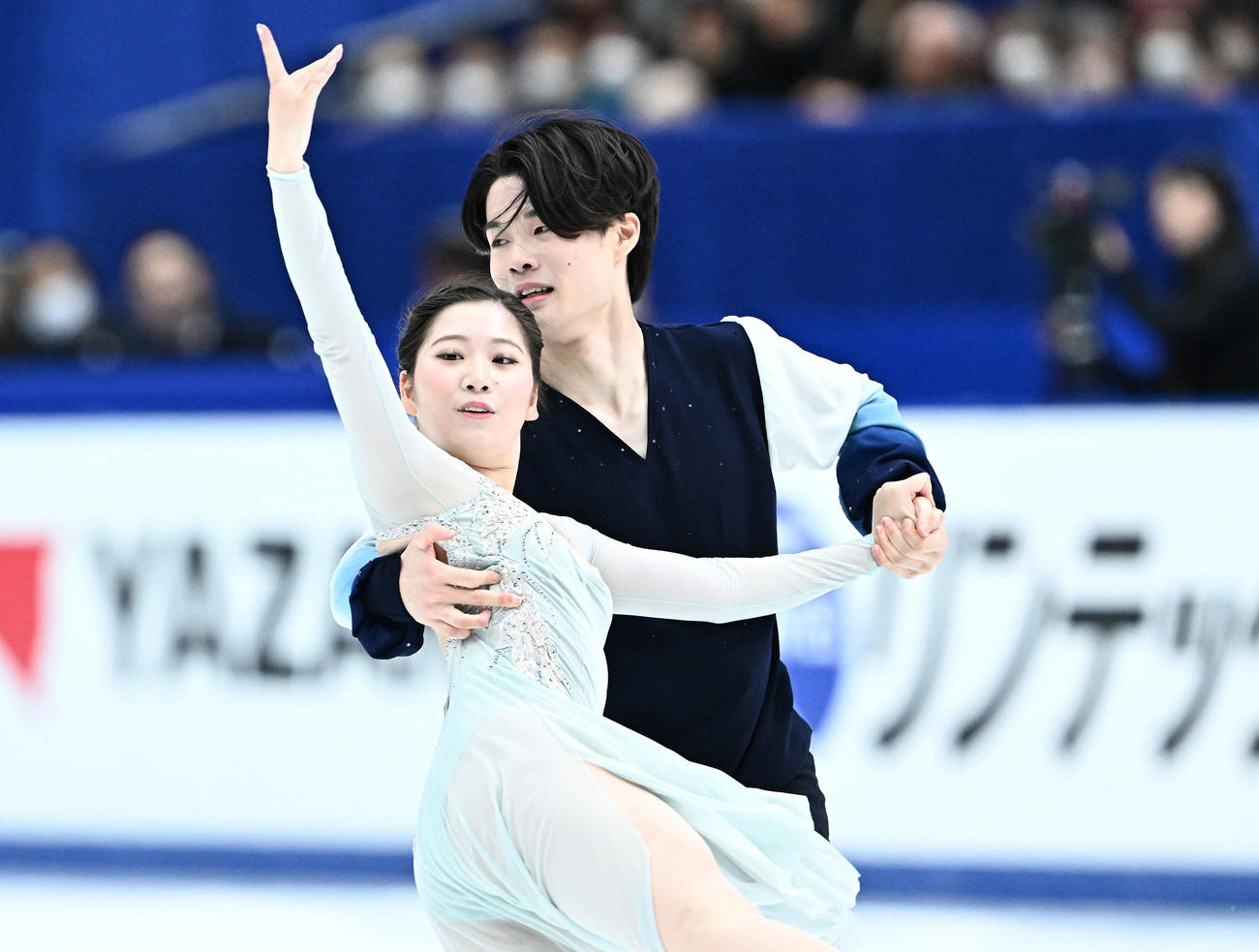 アイスダンス・フリーの演技をする田中（左）と西山（2023年12月24日撮影）