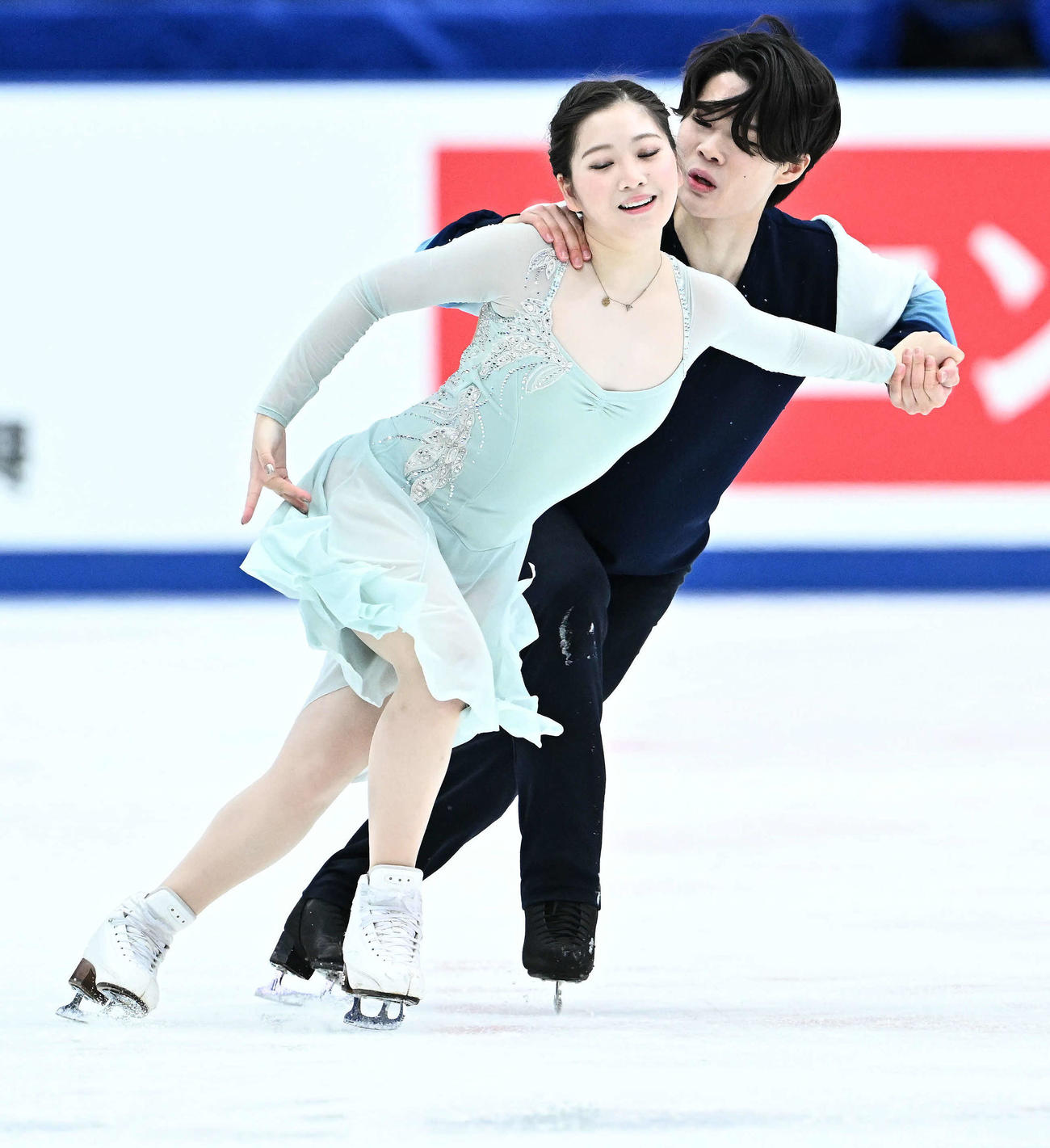 アイスダンス・フリーの演技をする田中（左）と西山（2023年12月24日撮影）