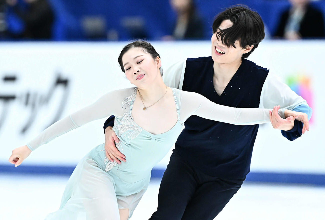 アイスダンス・フリーの演技をする田中（左）と西山（2023年12月24日撮影）