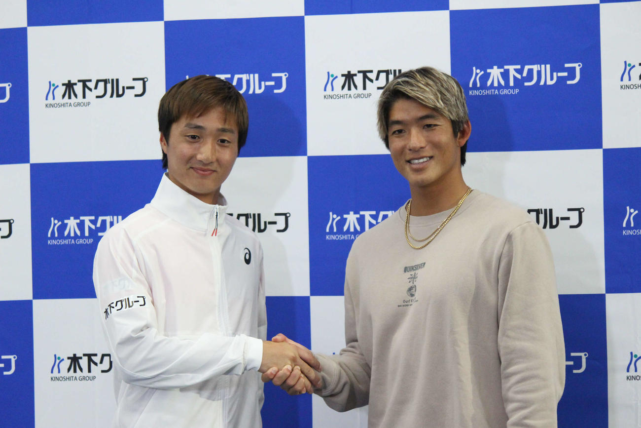 望月慎太郎（左）と握手を交わす五十嵐カノア（撮影・勝部晃多）