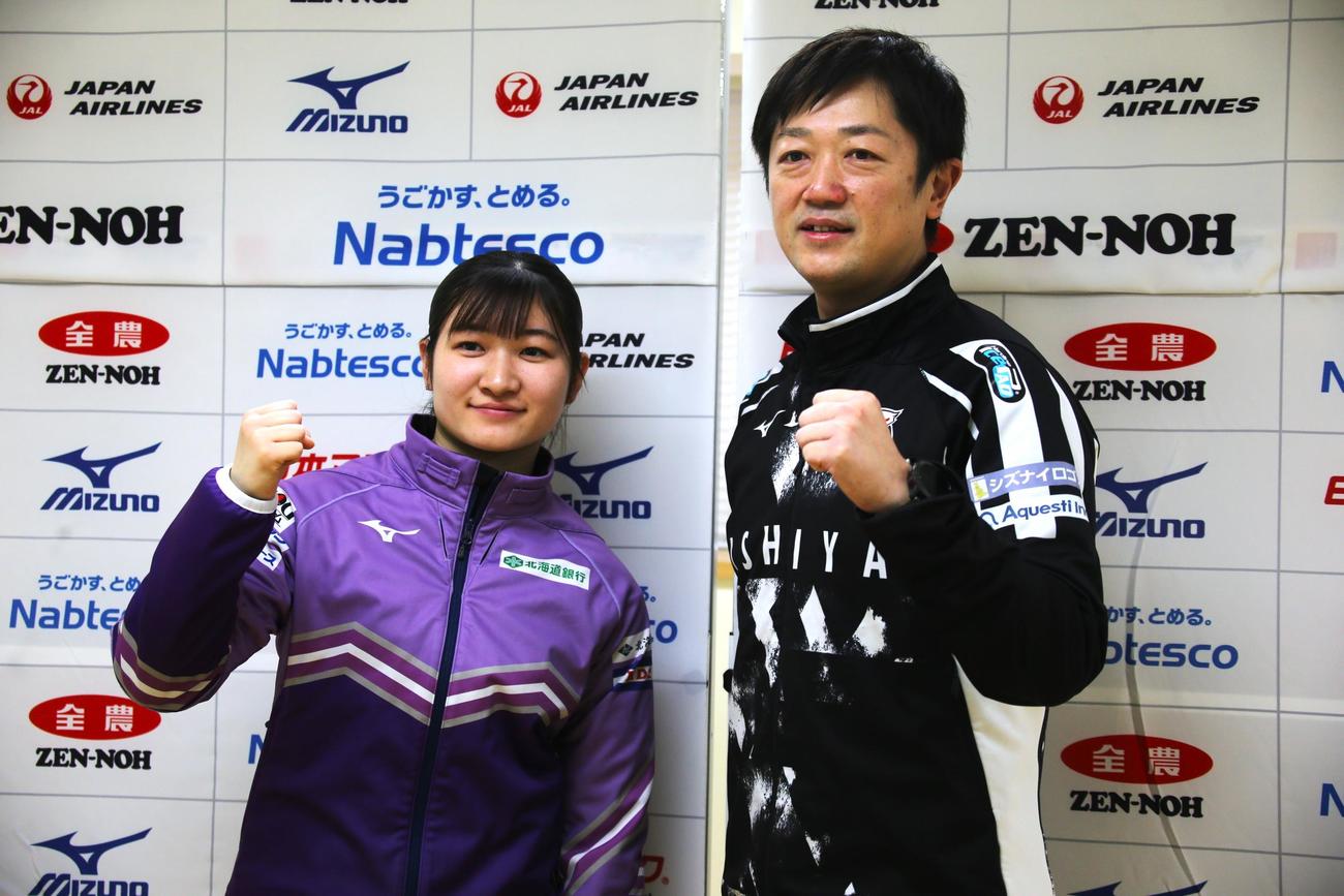 ベテランの阿部（右）は、22歳年下の田畑とガッツポーズ（撮影・中島洋尚）