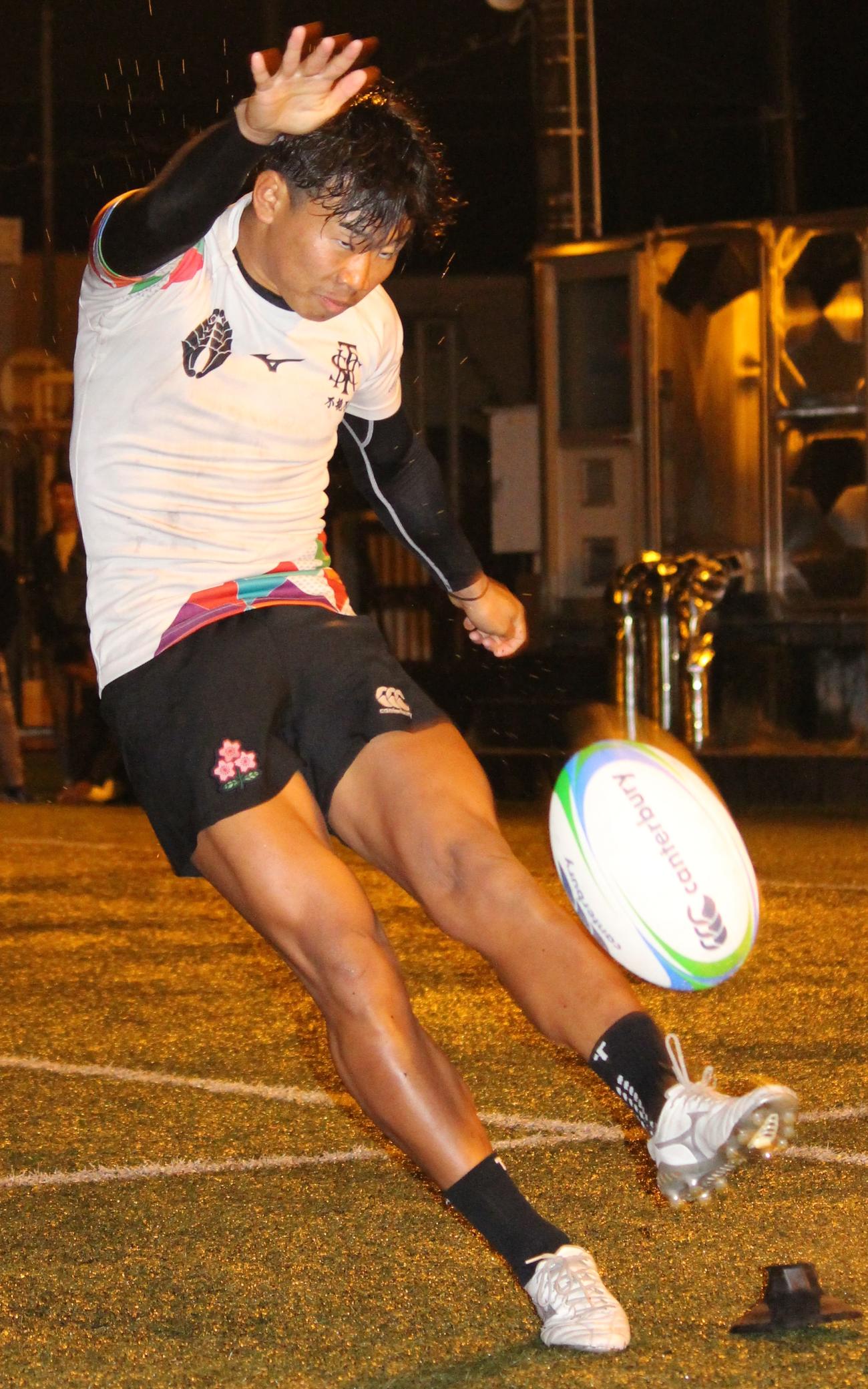 キック練習に励む佐賀工SH井上達木（2023年12月15日撮影）