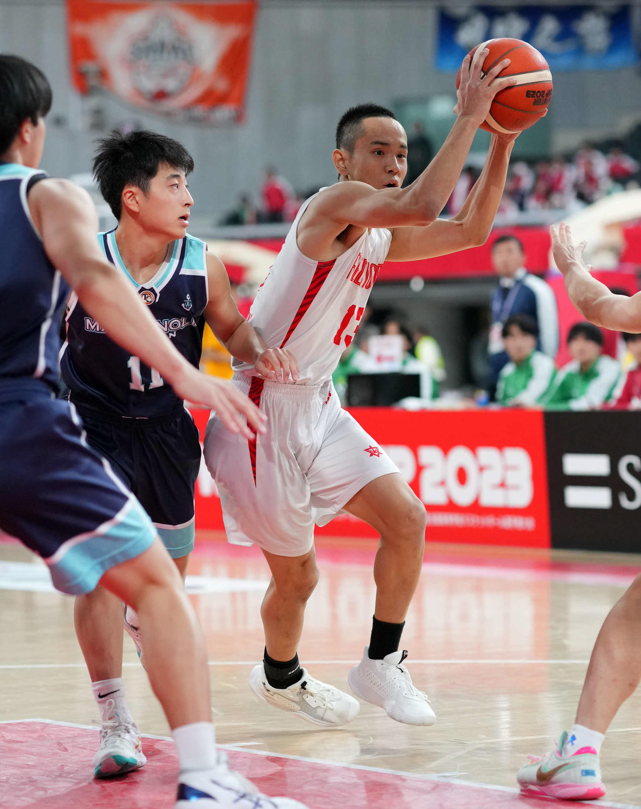 第1Q、ドリブルで攻め込む開志国際・平良（右）（撮影・横山健太）
