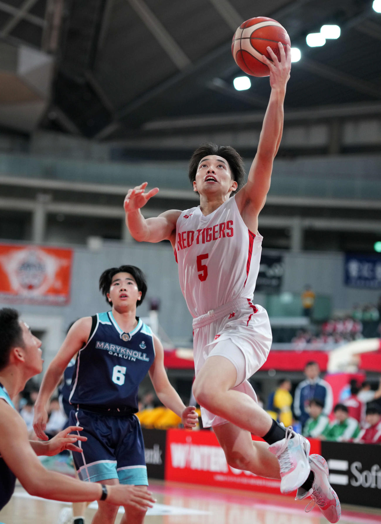 第1Q、シュートを放つ開志国際・中島（右）（撮影・横山健太）
