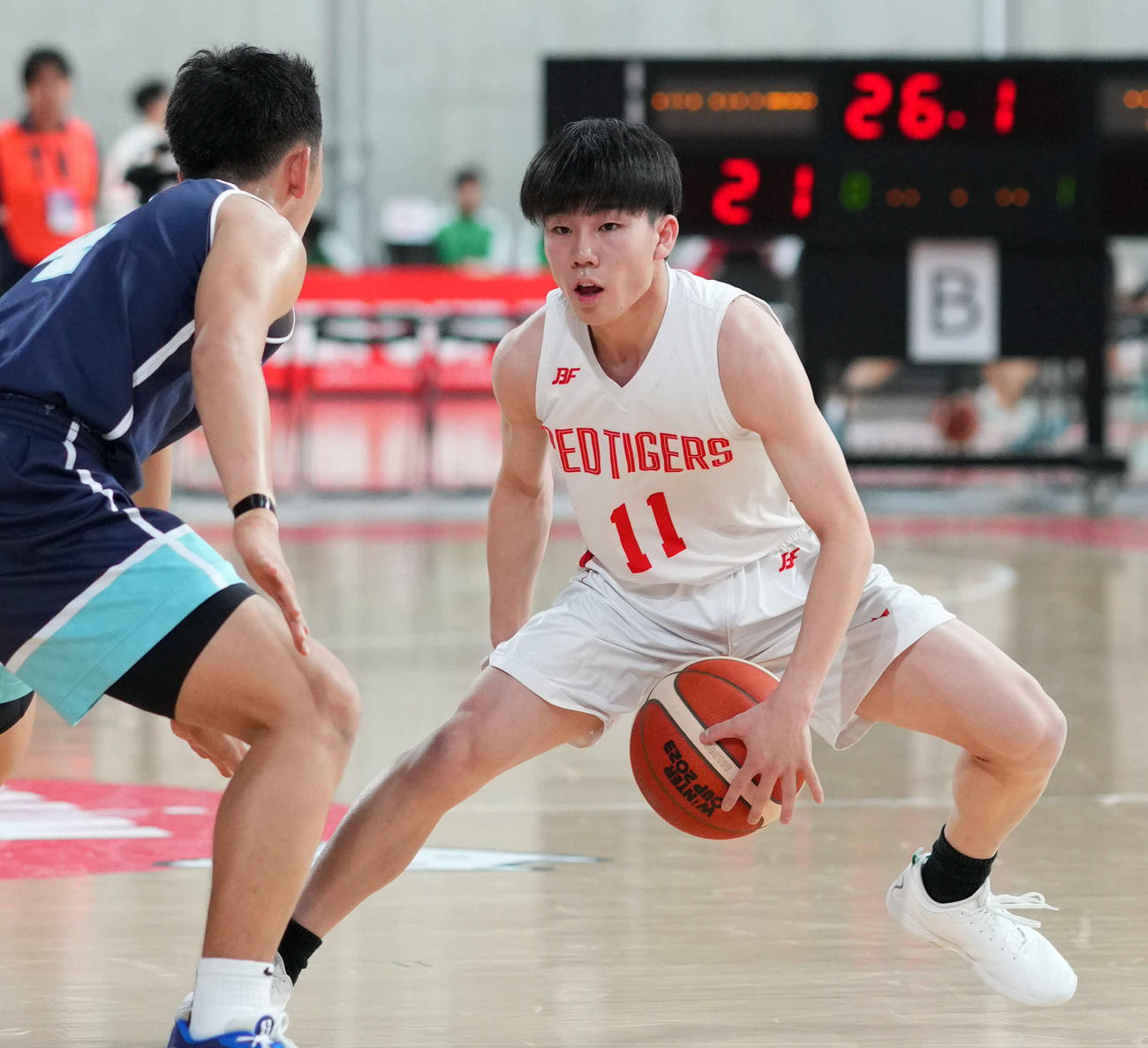 第1Q、ドルブルで切り込む開志国際・清水（右）（撮影・横山健太）