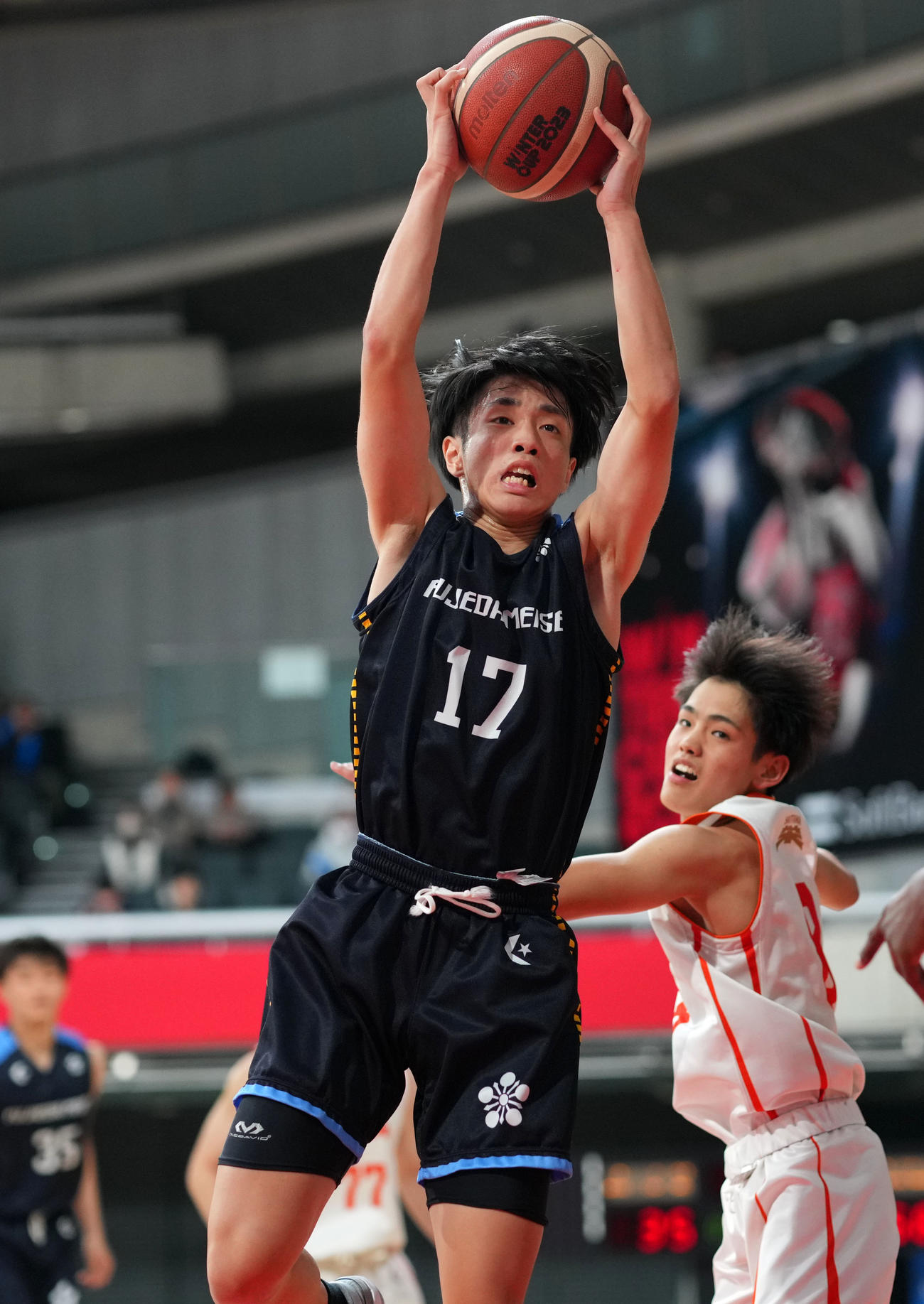 埼玉栄対藤枝明誠、第4Q、リバウンドをキャッチする藤枝明誠・小沢（左）（撮影・横山健太）