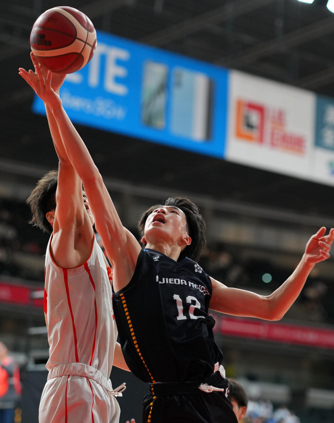 埼玉栄対藤枝明誠、第1Q、シュートを放つ藤枝明誠・赤間（撮影・横山健太）