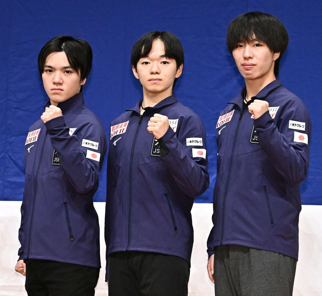 世界フィギュア日本代表記者会見で記念撮影する、宇野（左）、鍵山（中央）、三浦（撮影・滝沢徹郎）