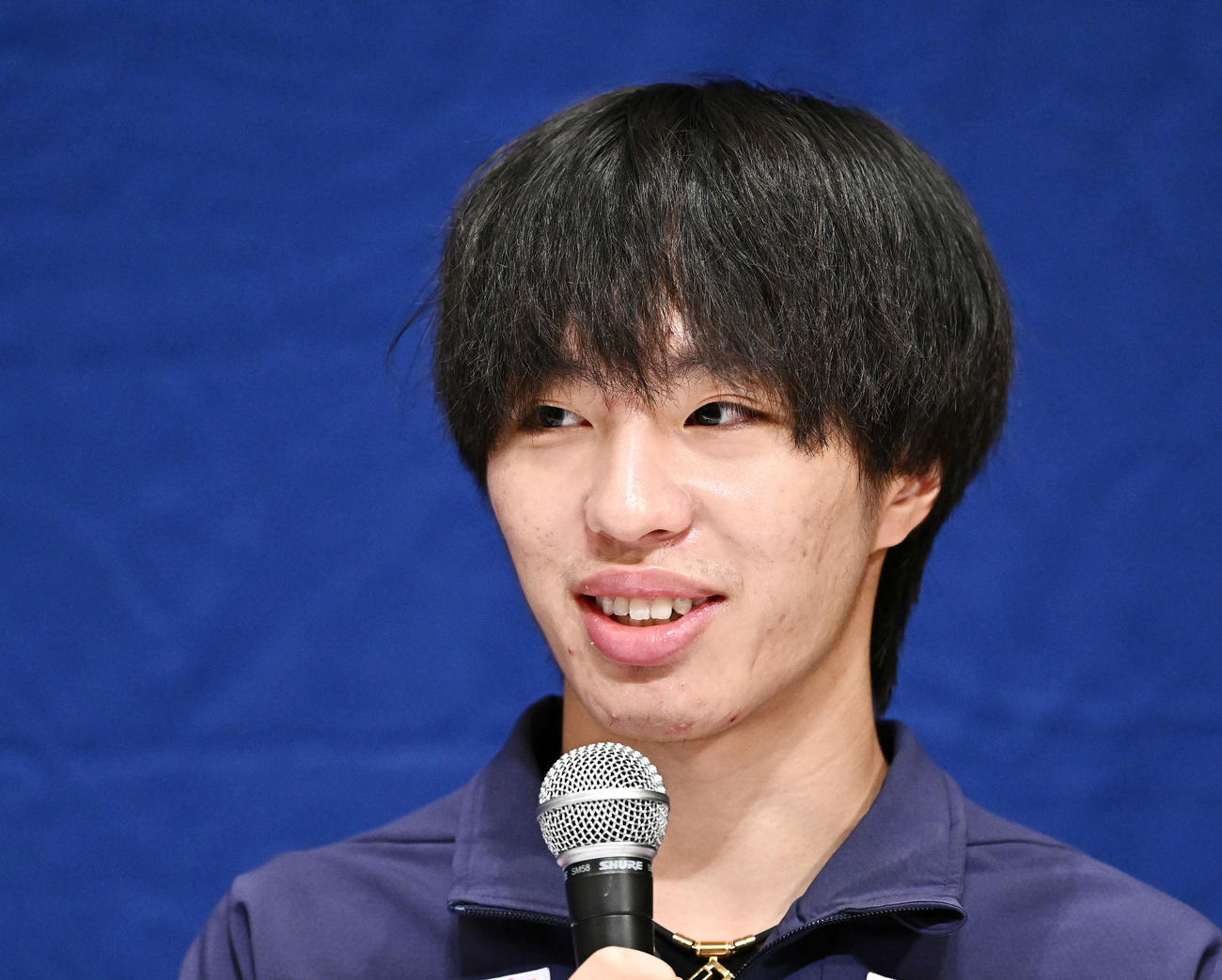 記者の質問に答える三浦（撮影・滝沢徹郎）