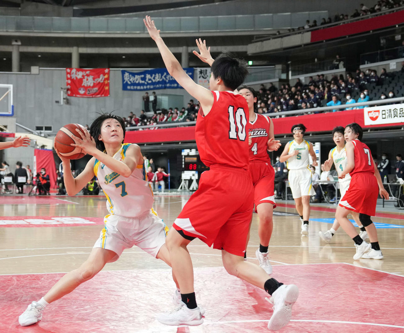 札幌山の手対千葉経大付　第4Q、ゴール下に切れ込む札幌山の手・谷口（撮影・小沢裕）