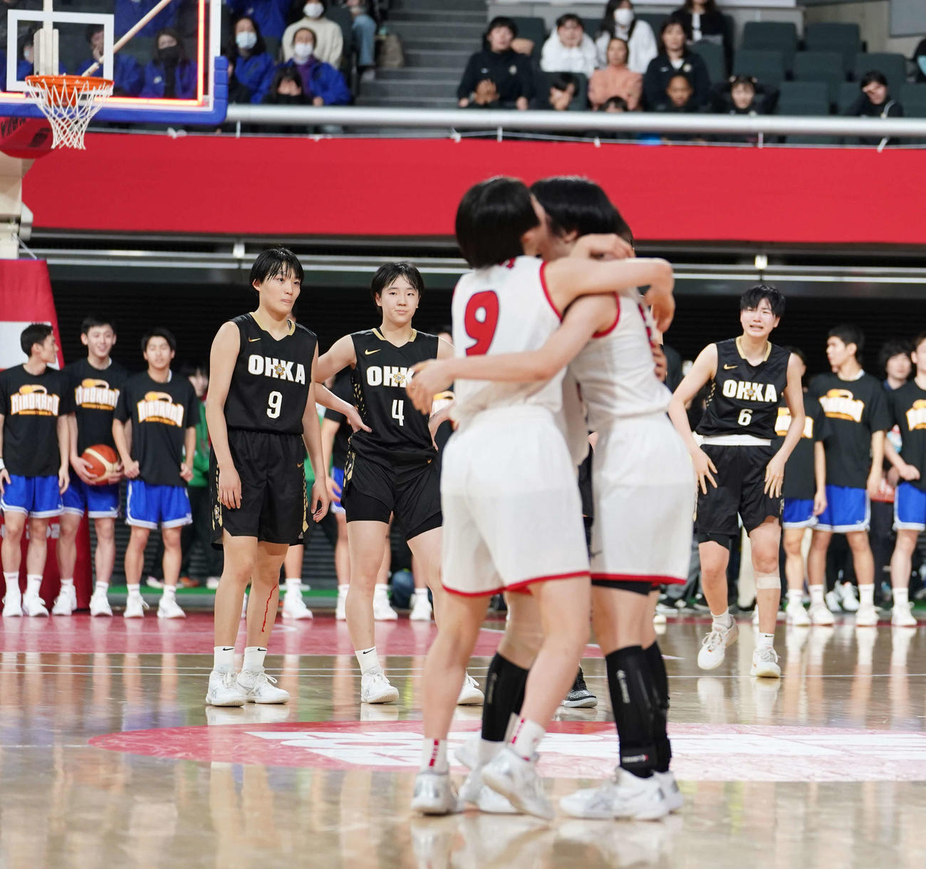 岐阜女対桜花学園　逆転勝ちに沸く岐阜女の選手たちを目の前にがっくりする桜花学園の選手たち（撮影・小沢裕）