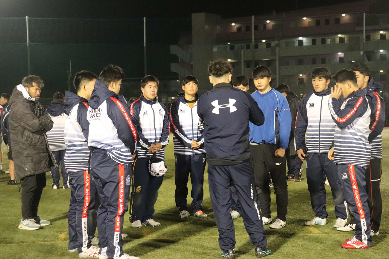 練習後に円陣を組む関大北陽の選手たち。左から4人目が永井主将（撮影・竹本穂乃加）