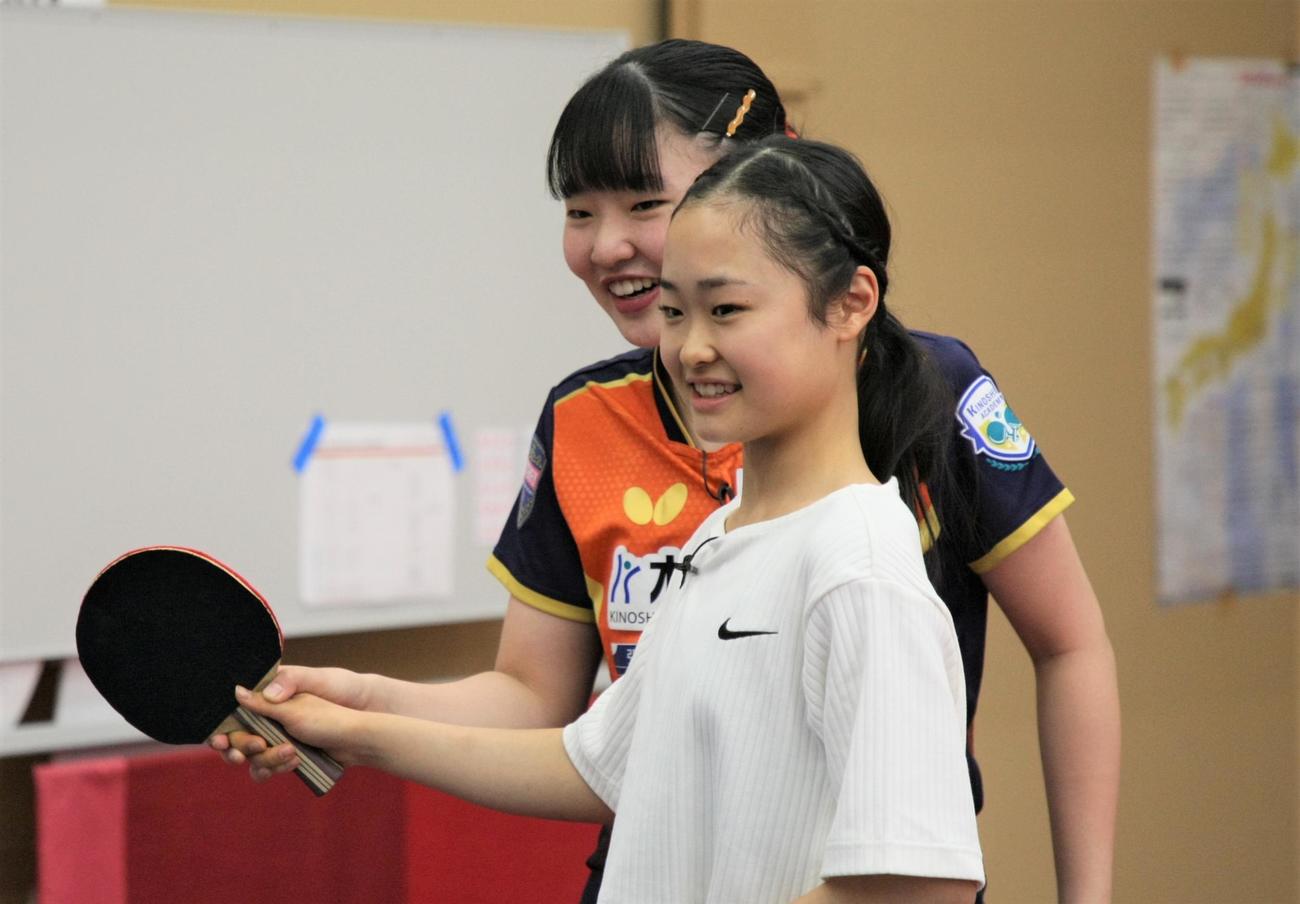 卓球を教える張本（左）とフィギュアスケート女子の島田（撮影・藤塚大輔）