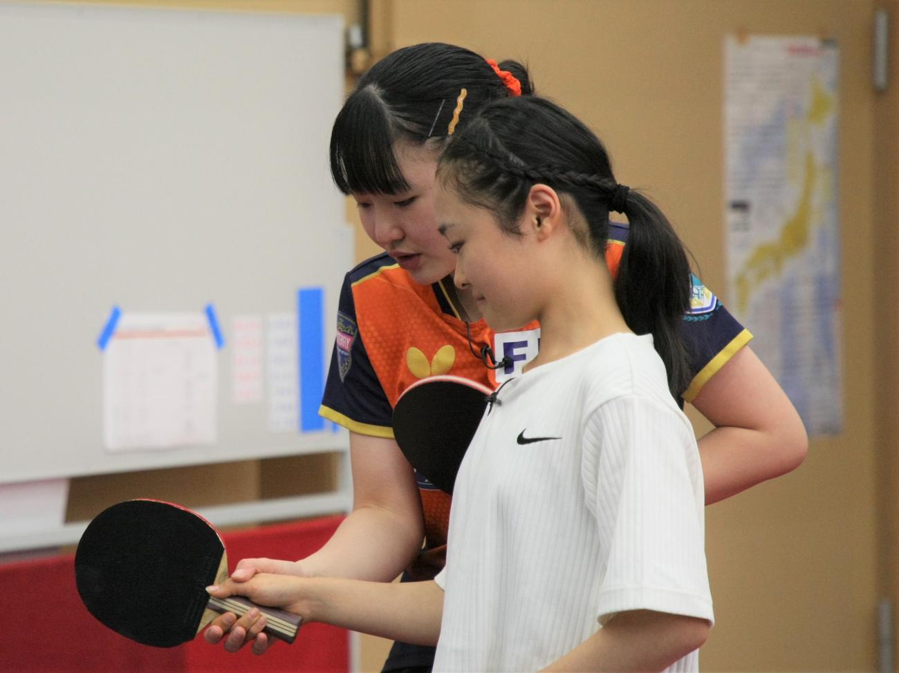 卓球を教える張本（左）とフィギュアスケート女子の島田（撮影・藤塚大輔）