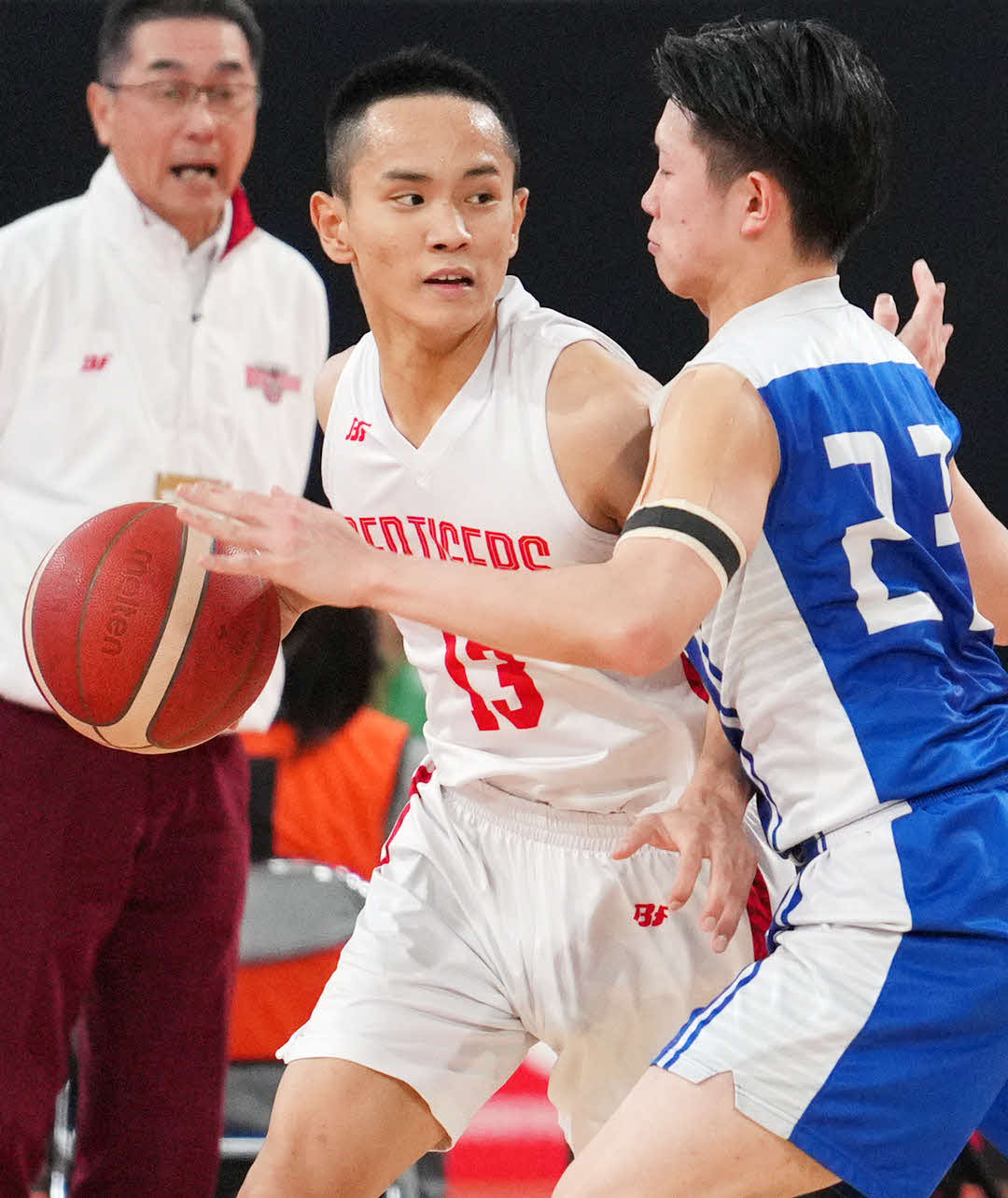 第2Q、開志国際・平良（左）は羽黒・今井と競り合う（撮影・横山健太）