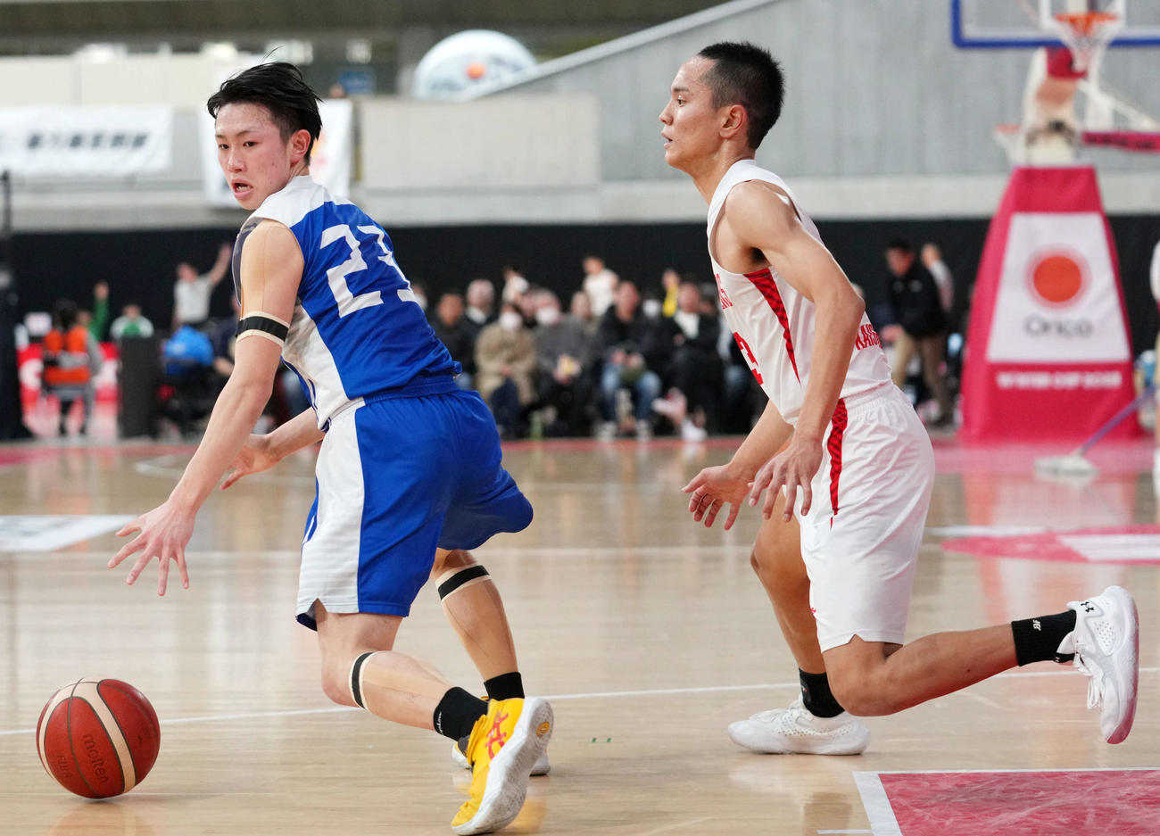 第3Q、開志国際・平良（右）は羽黒・今井と競り合う（撮影・横山健太）