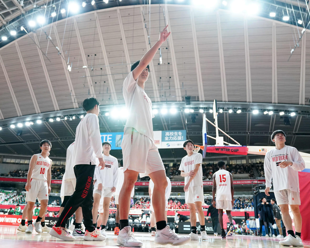 羽黒戦で快勝し、声援に応える開志国際の選手たち（撮影・横山健太）