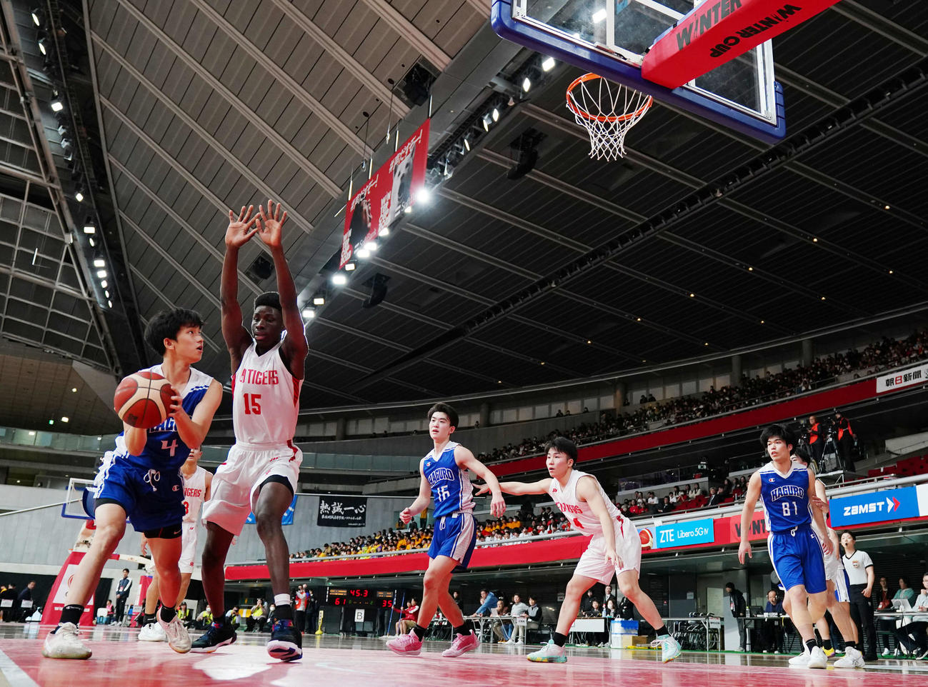 開志国際対羽黒戦で競り合う選手たち（撮影・横山健太）