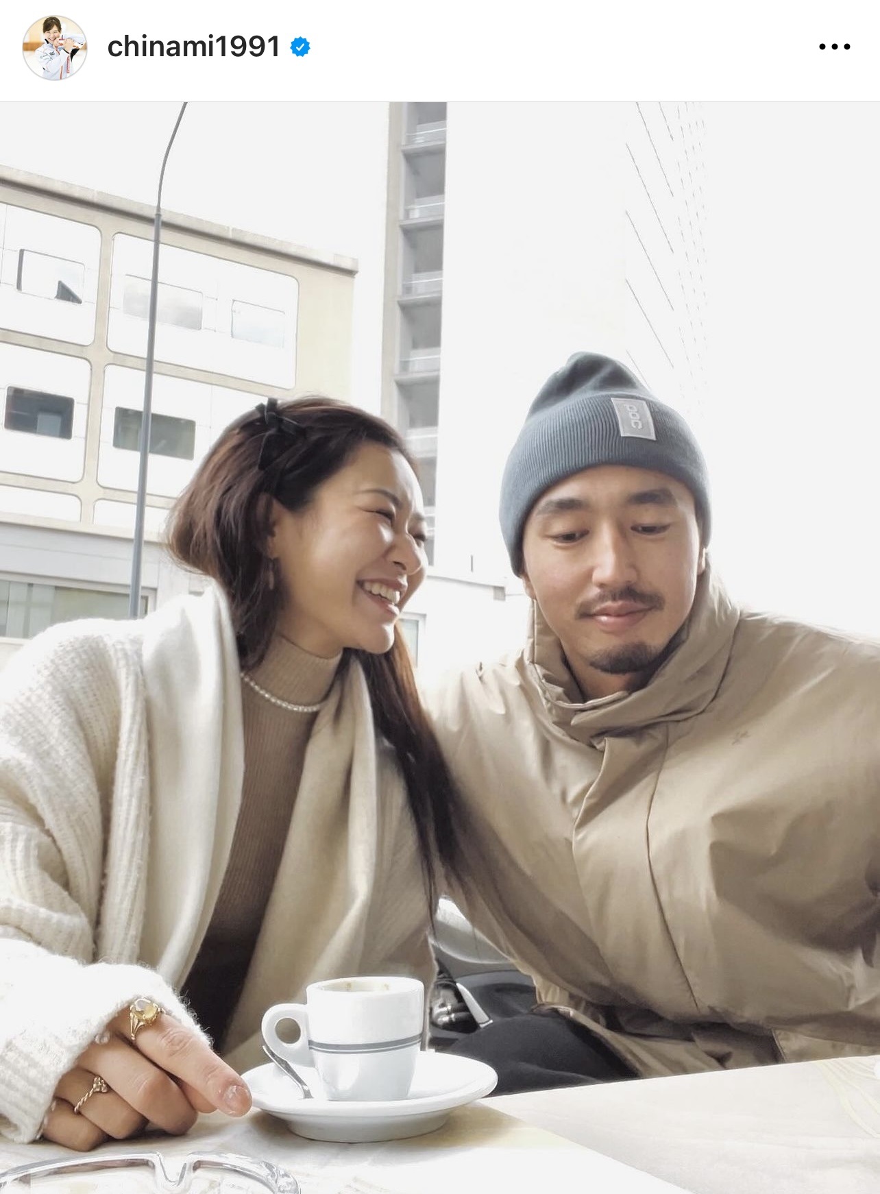 夫の河野恭介さん（左）の横で笑顔を見せる吉田知那美（吉田知那美のインスタグラムから）