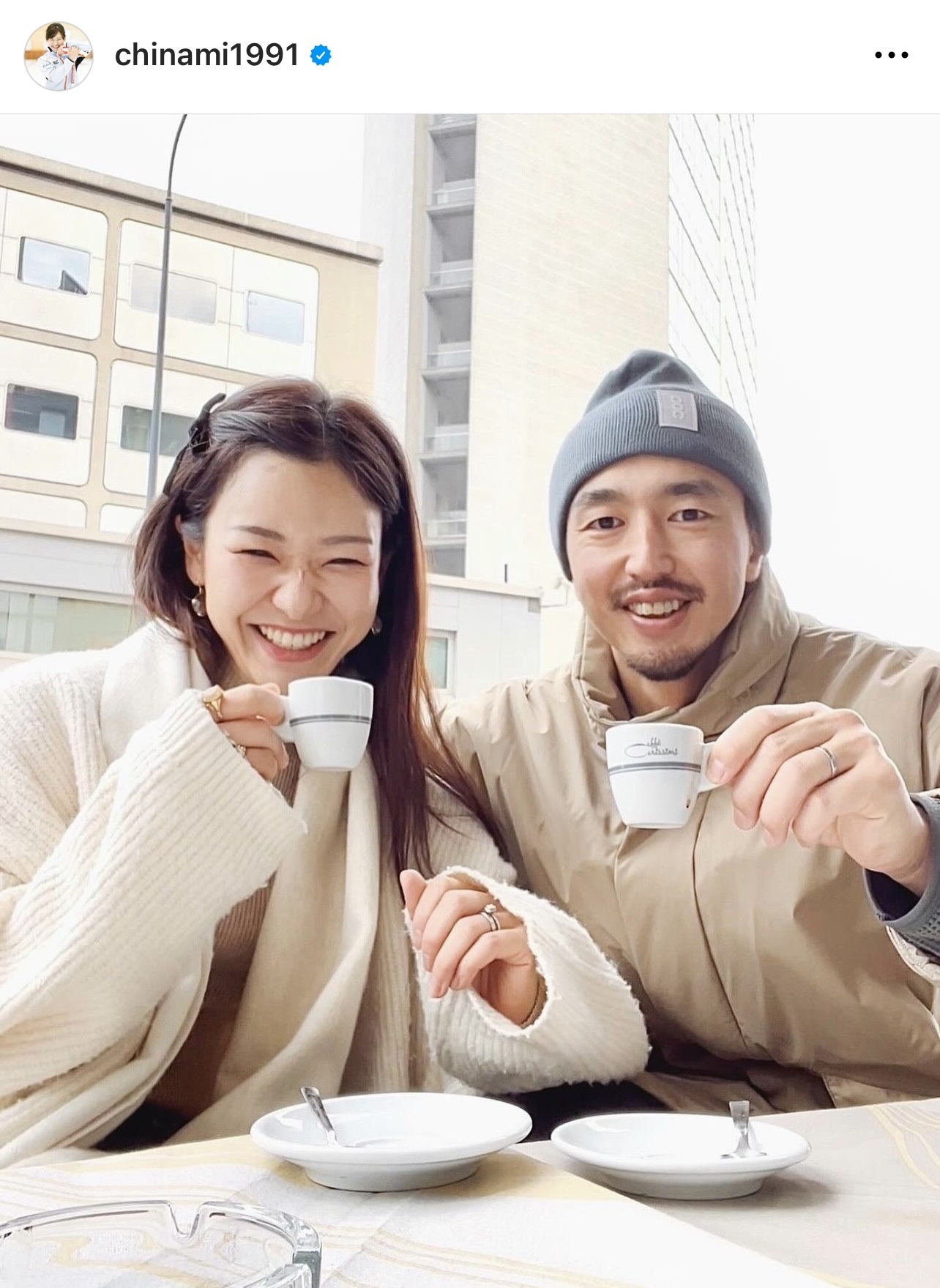 夫の河野恭介さん（左）と、コーヒーカップを持って笑顔の吉田知那美（吉田知那美のインスタグラムから）