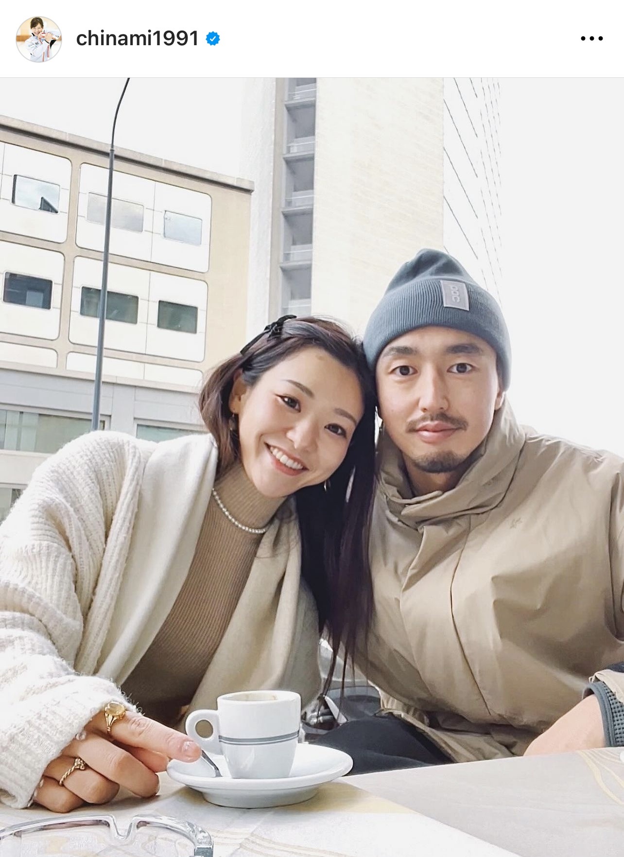夫の河野恭介さん（左）に寄り添う吉田知那美（吉田知那美のインスタグラムから）