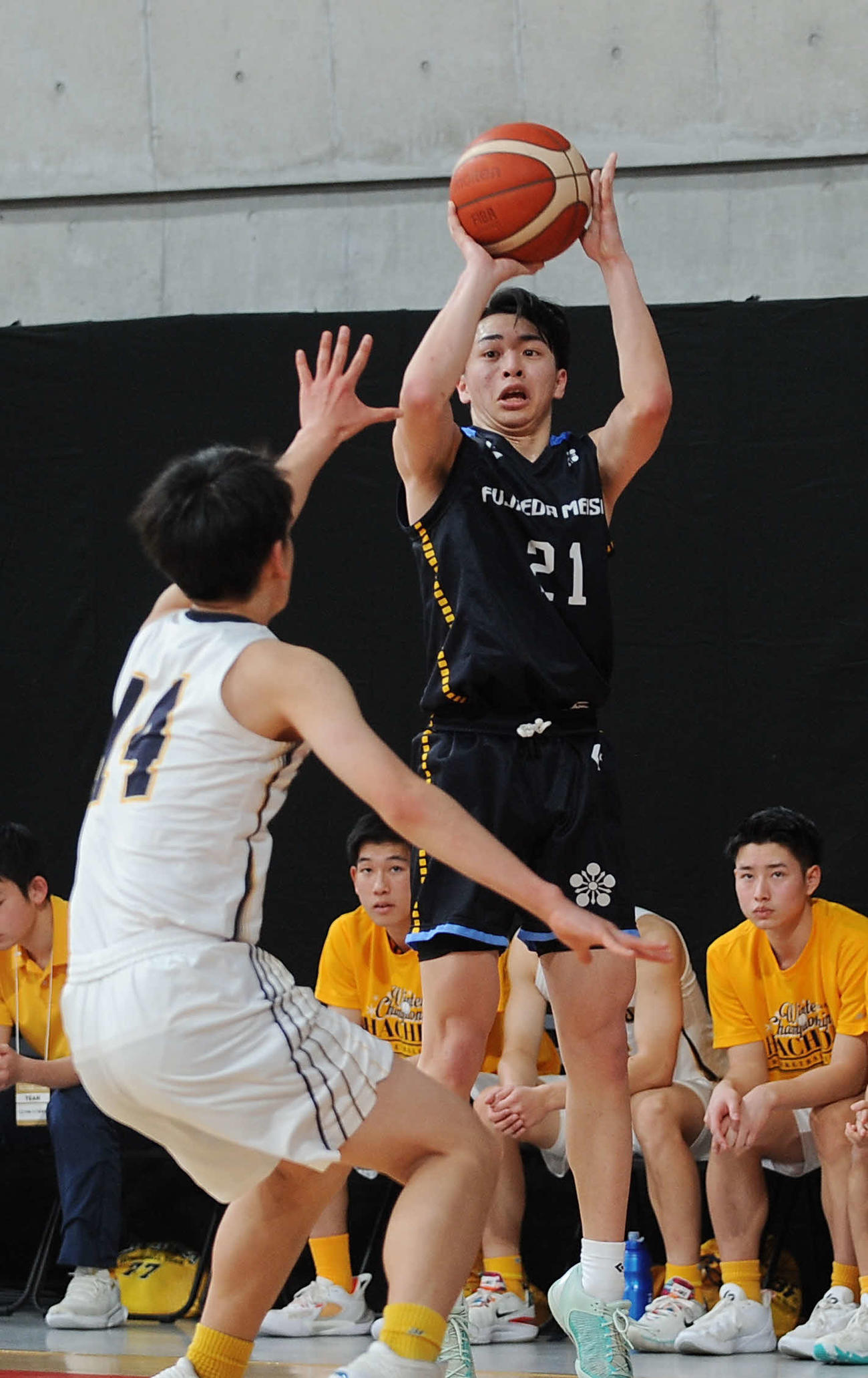 3点シュートを放つ藤枝明誠の大塚