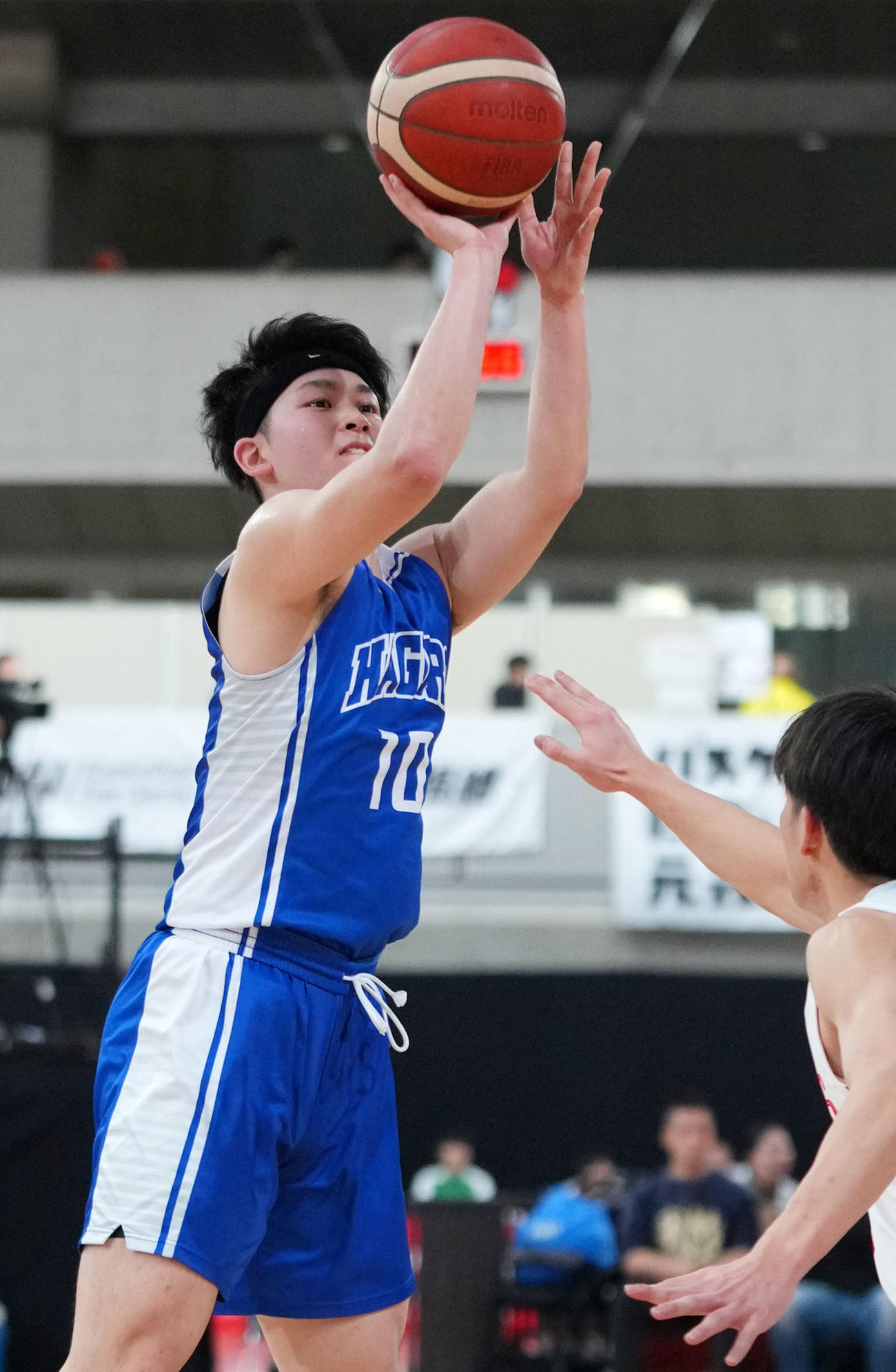 第2Q、シュートを放つ羽黒・小川（撮影・横山健太）