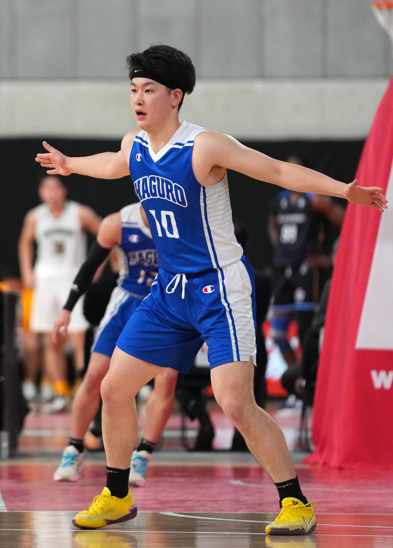 開志国際対羽黒　第2Q、守備をする羽黒・小川（撮影・横山健太）