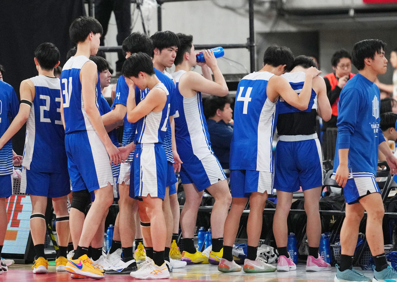 開志国際に敗れ、涙を流す羽黒の選手たち（撮影・横山健太）