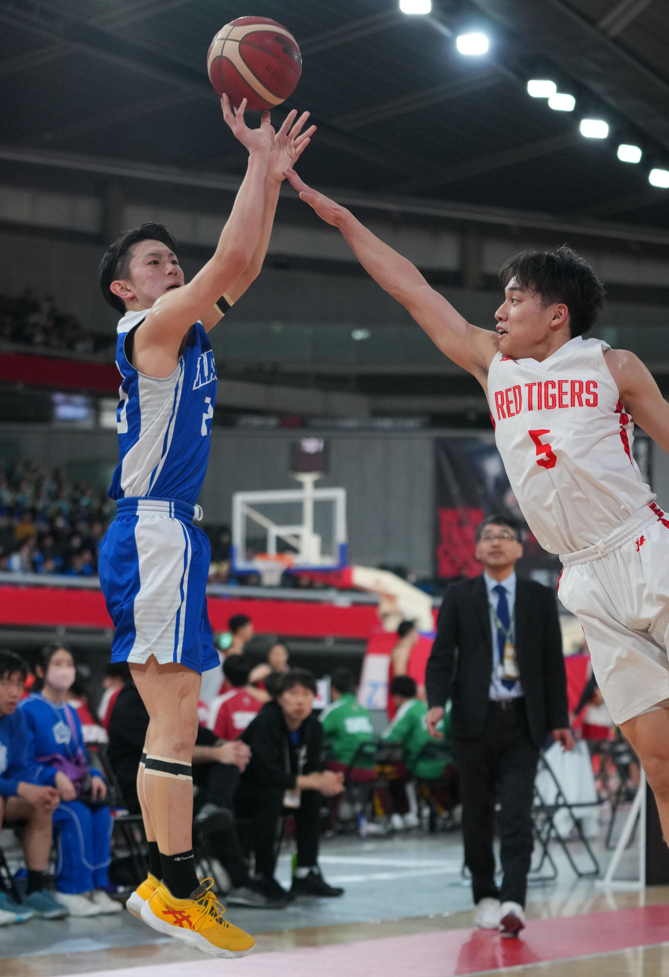 第2Q、シュートを放つ羽黒・今井（左）
