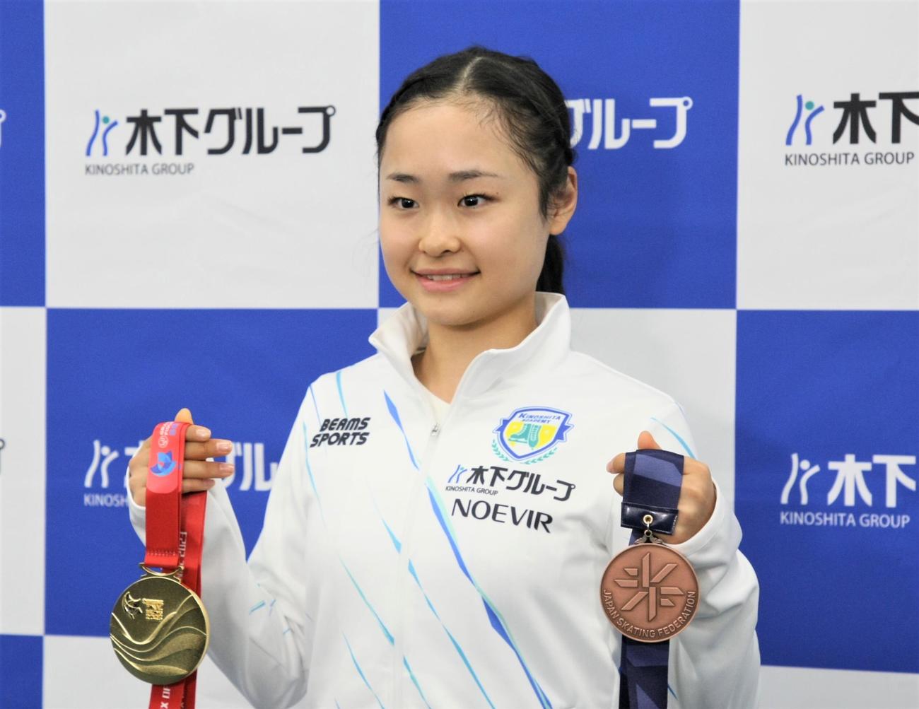 木下グループ本社の報告会でジュニアGPファイナルの金メダル（左）と全日本選手権の銅メダルを掲げるフィギュアスケート女子の島田（撮影・藤塚大輔）