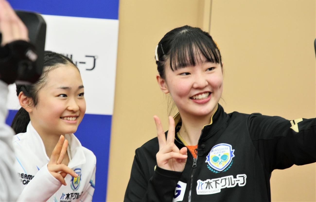 対談後にツーショット撮影をするフィギュアスケート女子の島田（左）と卓球女子の張本（撮影・藤塚大輔）