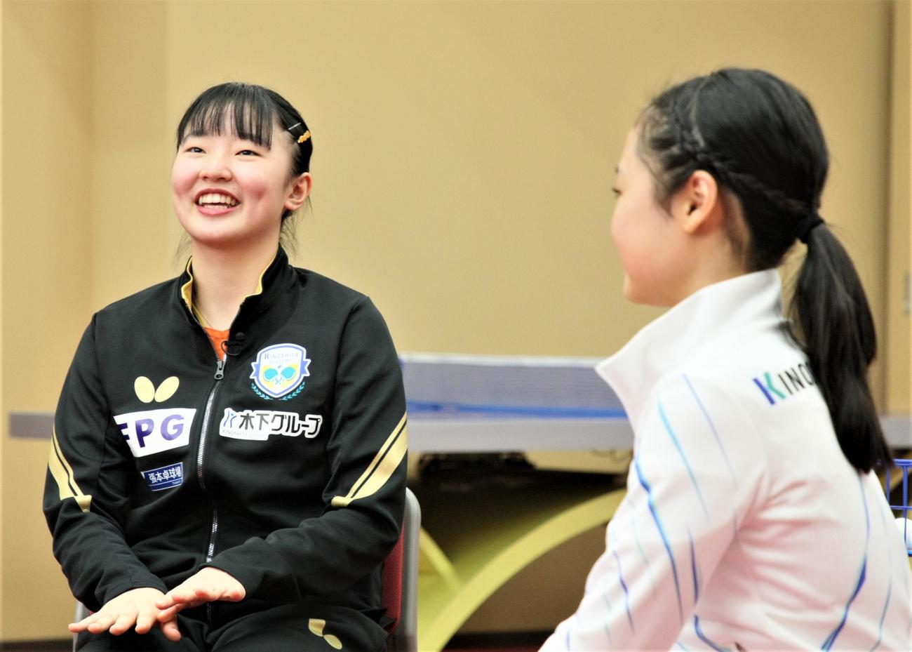 初対談に臨んだ卓球女子の張本（左）とフィギュアスケート女子の島田（撮影・藤塚大輔）