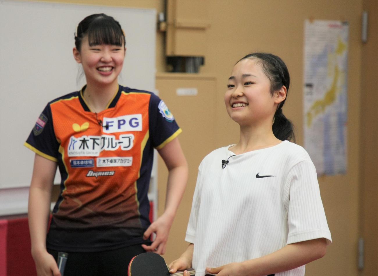 卓球で交流し笑顔を見せる張本（左）とフィギュアスケート女子の島田（撮影・藤塚大輔）