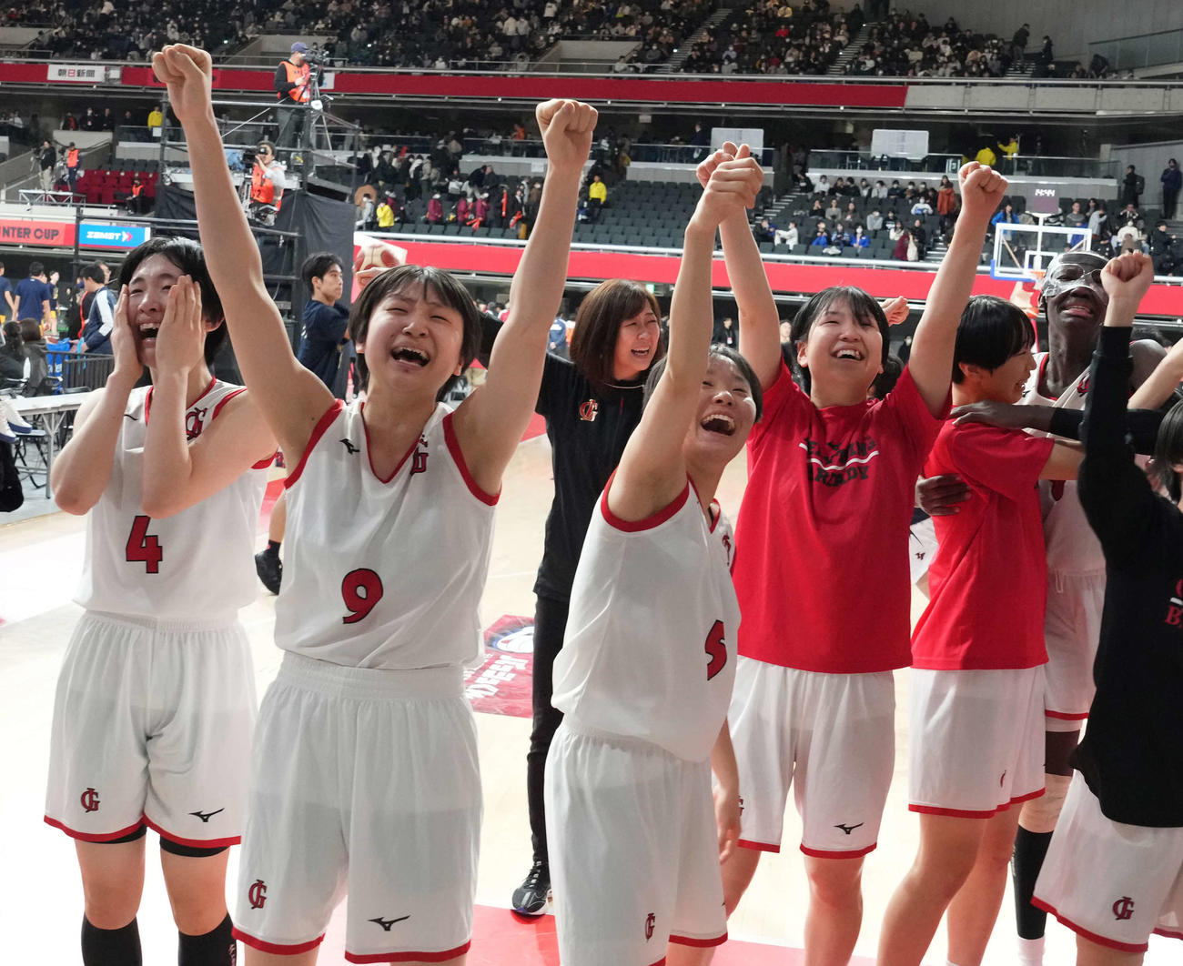 岐阜女対桜花学園　逆転勝ちに沸く岐阜女の選手たち。左は■（■は糸ヘンに白）野（撮影・小沢裕）