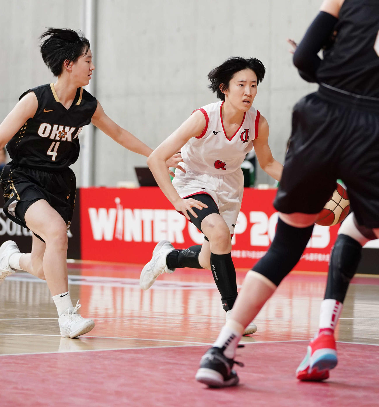 岐阜女対桜花学園　第1Q、ドリブルで切れ込む岐阜女・■（■は糸ヘンに白）野（撮影・小沢裕）