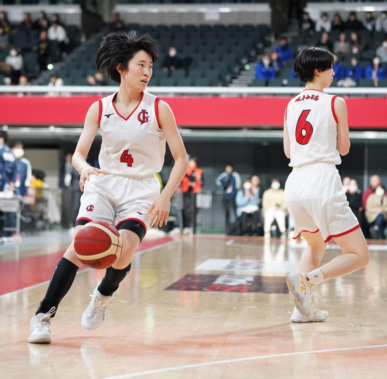 岐阜女対桜花学園　第1Q、ドリブルで切れ込む岐阜女・■（■は糸ヘンに白）野（撮影・小沢裕）