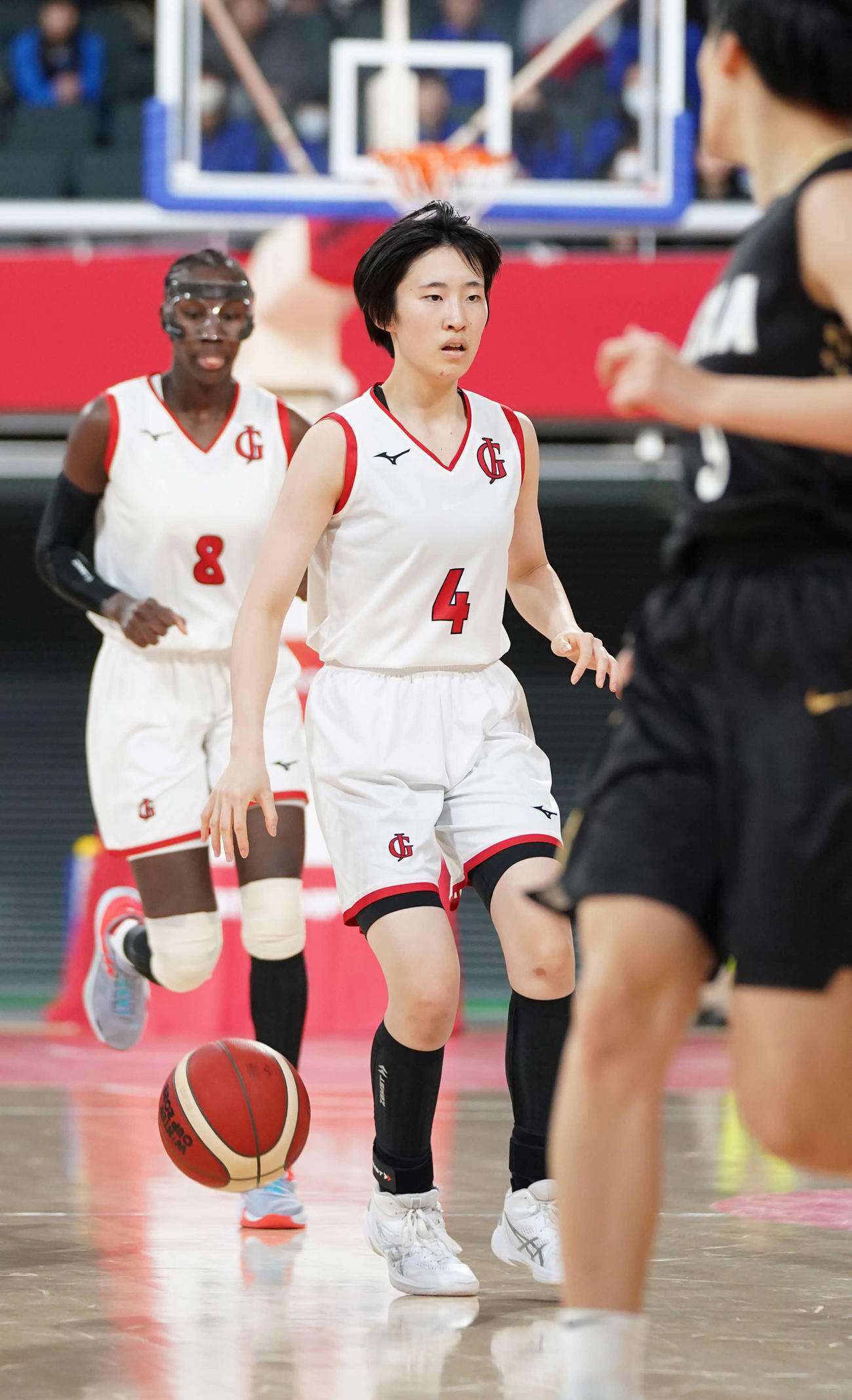 岐阜女対桜花学園　第1Q、シュートを放つ岐阜女・■（■は糸ヘンに白）野（撮影・小沢裕）