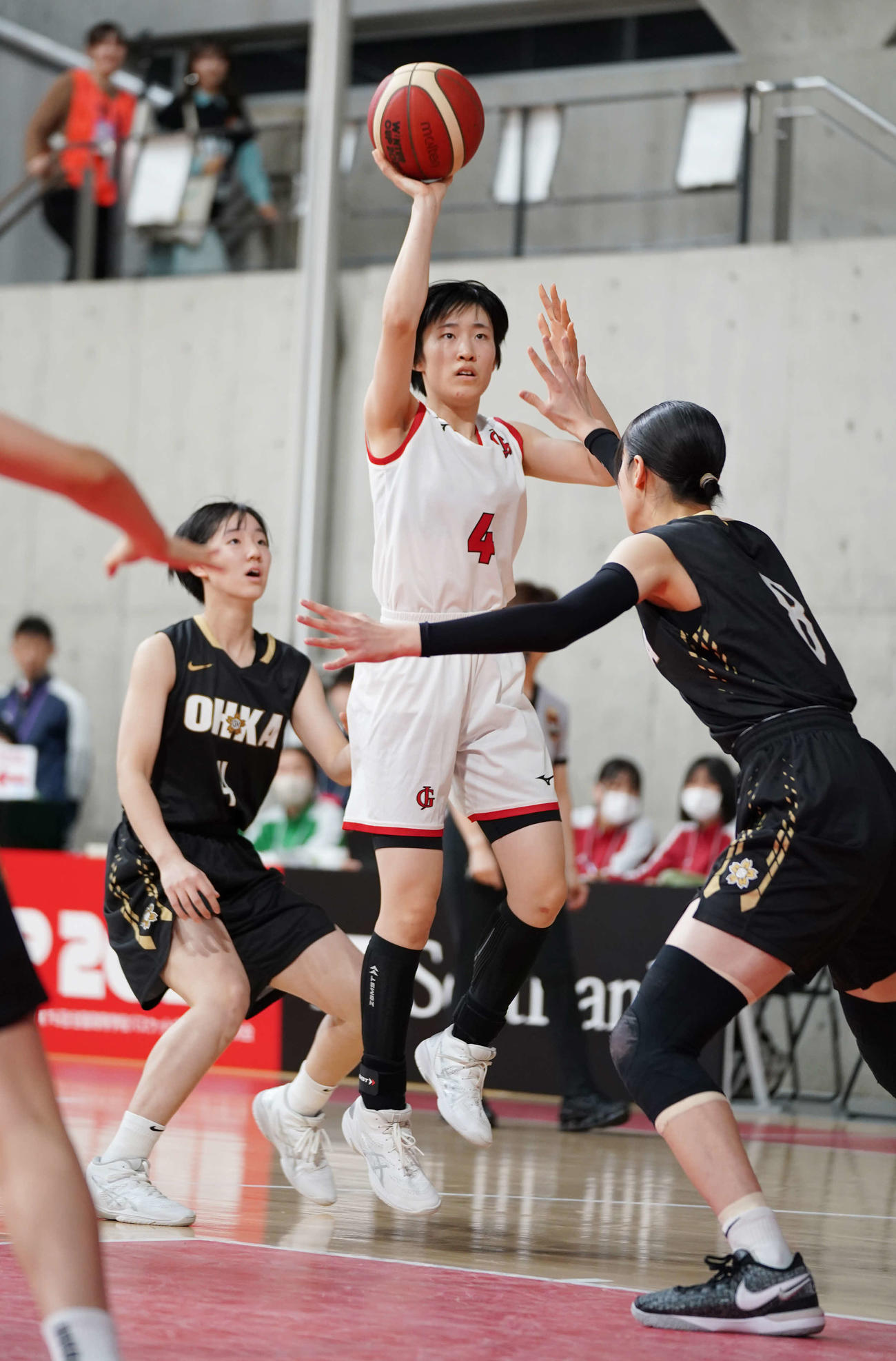 岐阜女対桜花学園　第1Q、シュートを放つ岐阜女・■（■は糸ヘンに白）野（撮影・小沢裕）