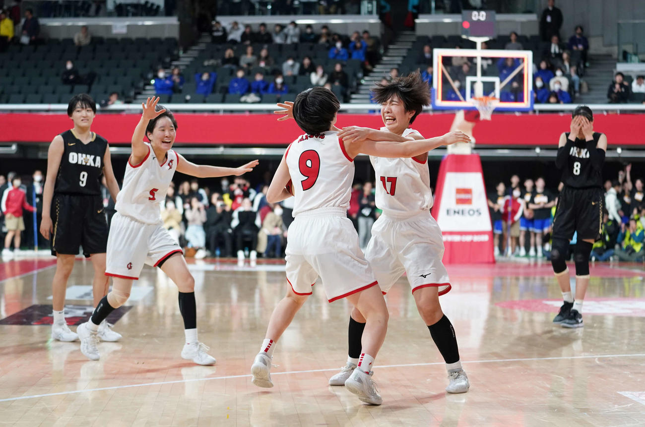 岐阜女対桜花学園　第4Q、逆転勝ちで優勝候補の桜花学園を破り大喜びする岐阜女の選手たち（撮影・小沢裕）