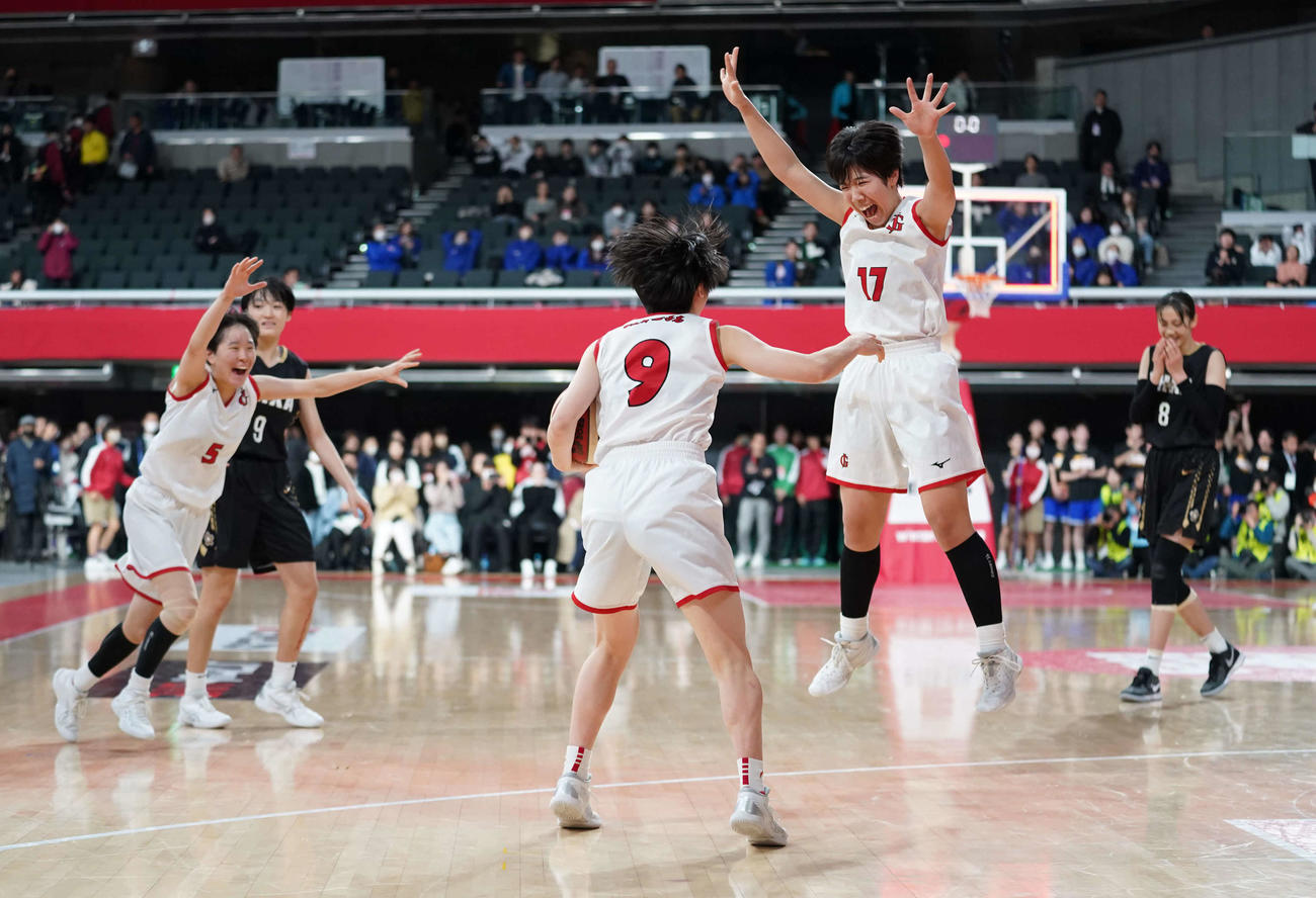 岐阜女対桜花学園　第4Q、逆転勝ちで優勝候補の桜花学園を破り大喜びする岐阜女の選手たち（撮影・小沢裕）